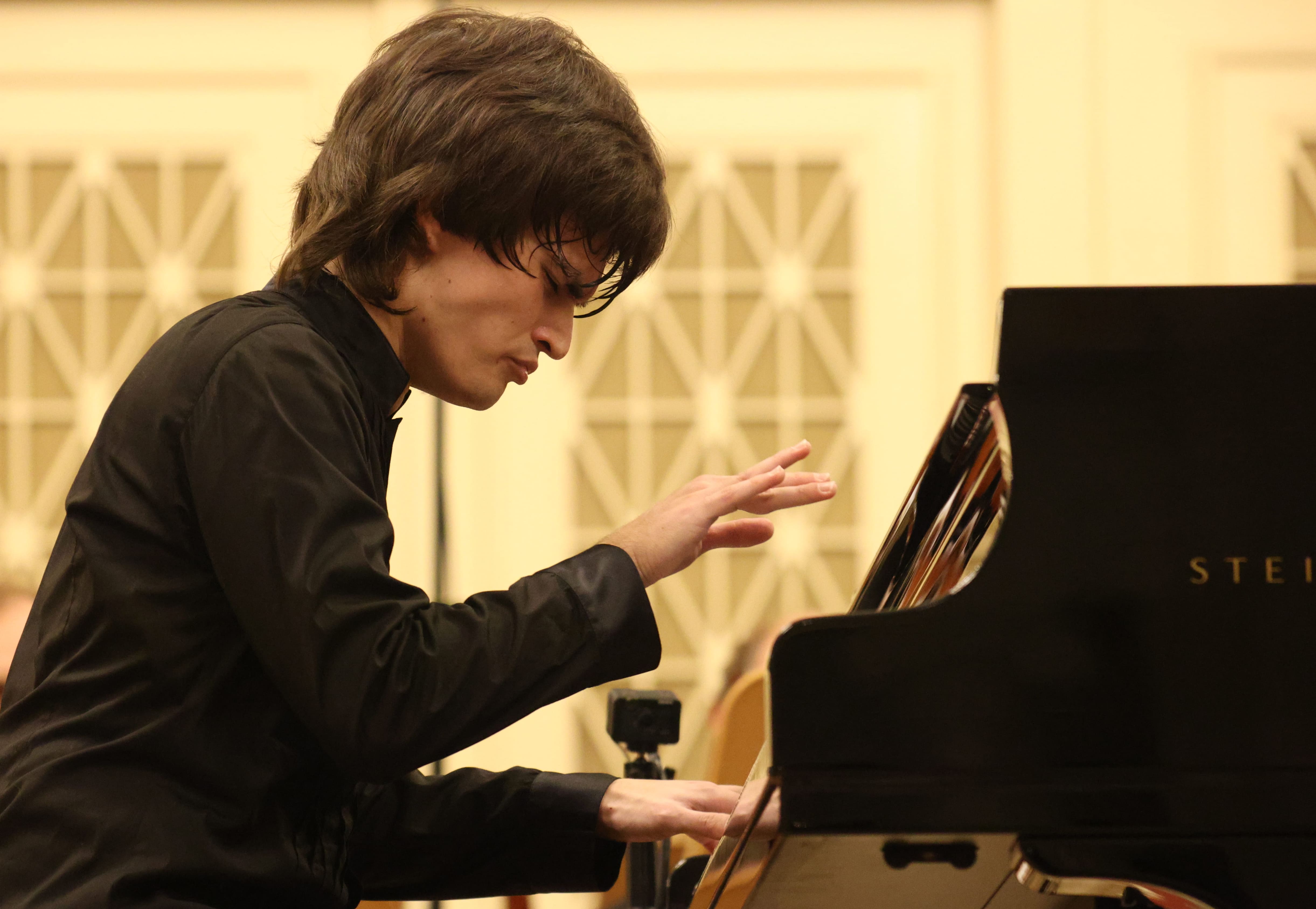 Андрей Ургант познакомит с «(Не)Знакомым Шостаковичем»  1