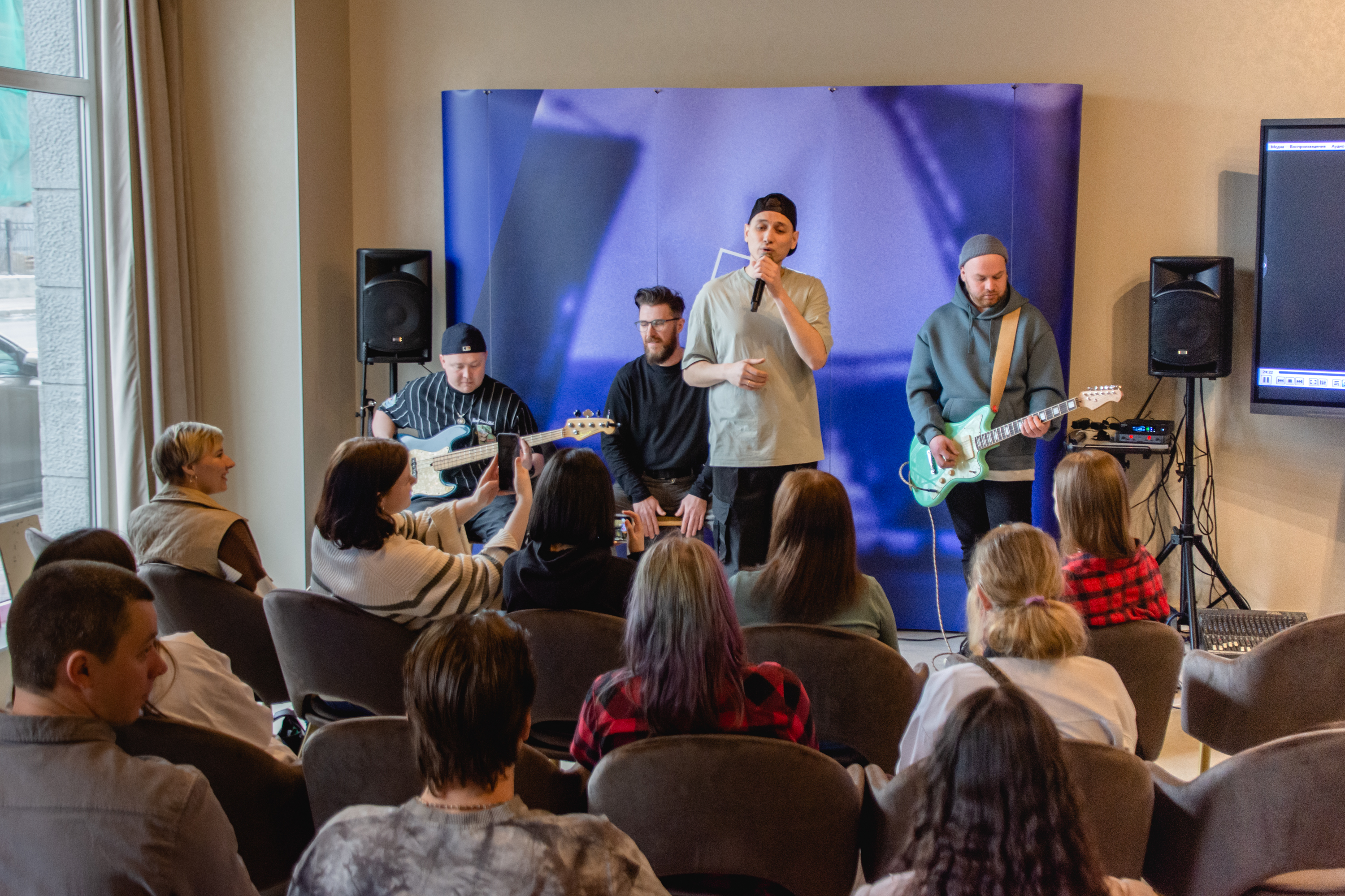 В медиацентре «Культура Петербурга» открылась выставка аэрозольной живописи Алены Логиновой 21