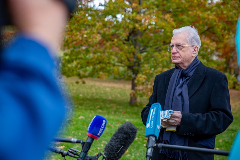 Михаил Пиотровский посадил в Царском Селе саженец-преемник старинного дуба Михаил Пиотровский посадил в Царском Селе саженец-преемник старинного дуба