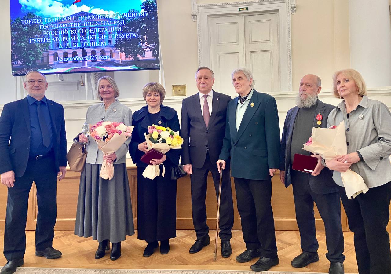 Губернатор наградил петербургских художников6