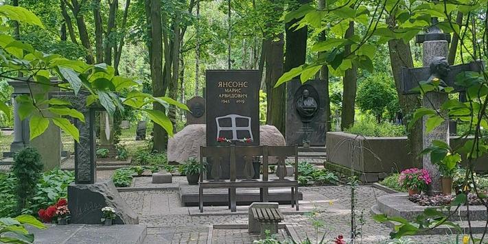 Некрополь «Литераторские мостки» получил музейный статус 90 лет назад Некрополь «Литераторские мостки» получил музейный статус 90 лет назад
