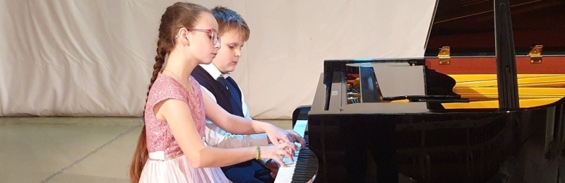 Фортепианный дуэт Анастасия Вавричина и Алексей Шингарёв. Фото заставки: nevaduet.ru