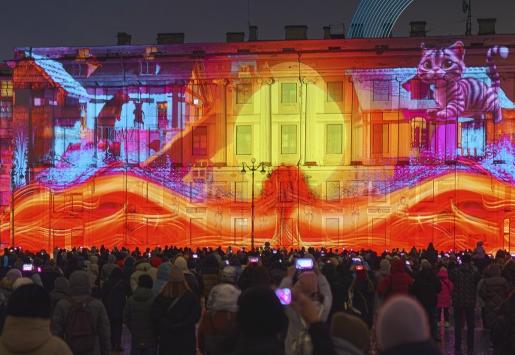 Мультимедийные шоу вновь проведут на Дворцовой площади