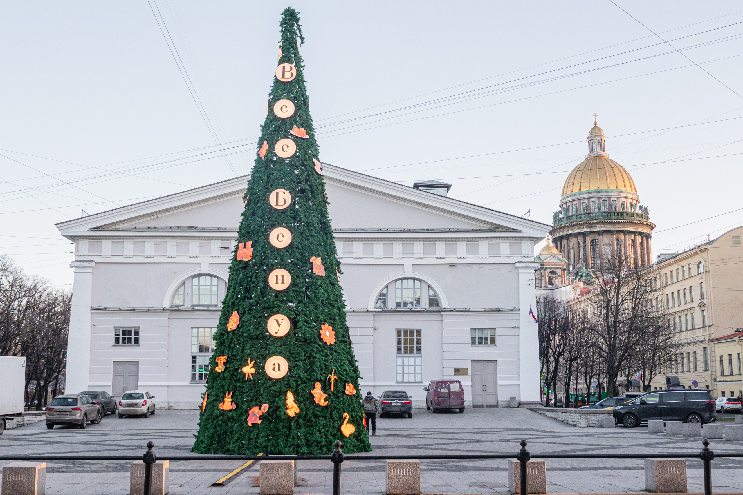 У «Манежа» можно полюбоваться елкой Бенуа12