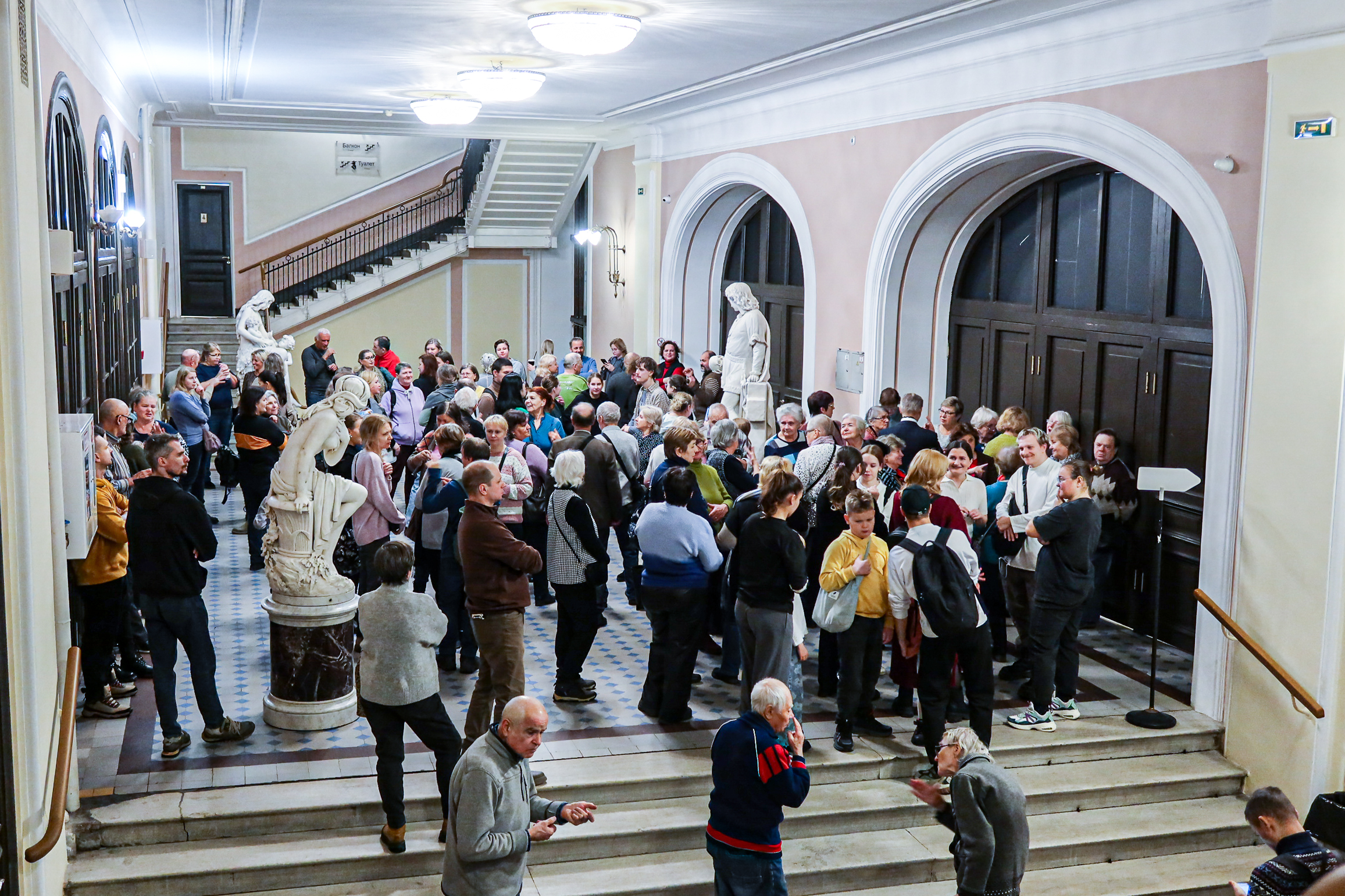 В Северной столице показали, как старшее поколение поёт на жестовом языке1