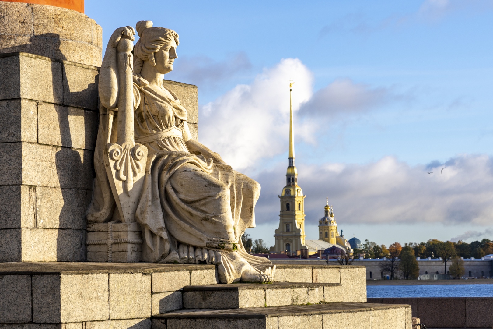 В Петербурге создают цифровые модели скульптур у Ростральных колонн