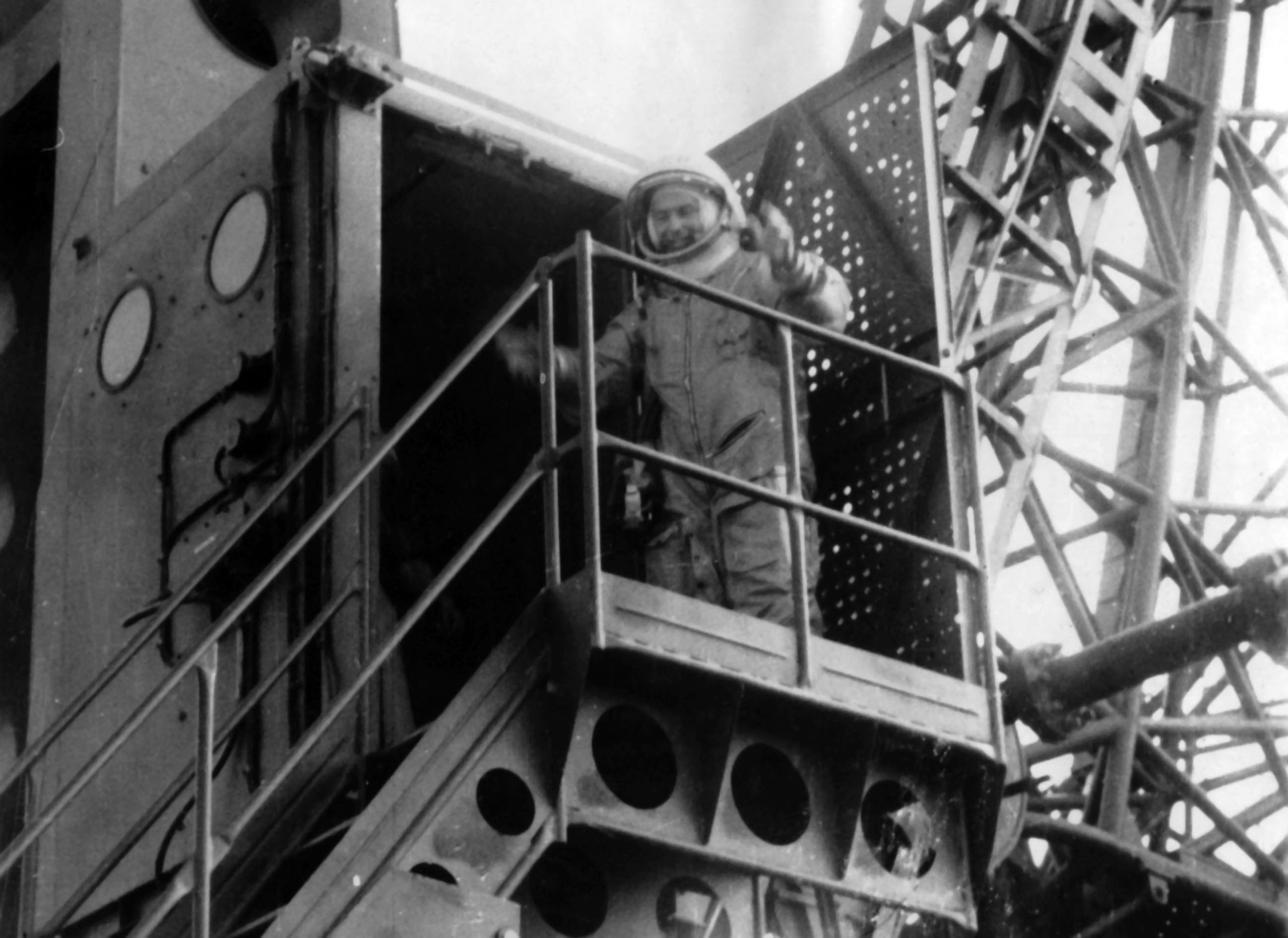 В Музее артиллерии презентуют неофициальные фотоснимки космонавтов и картину Петра Кривоногова 3