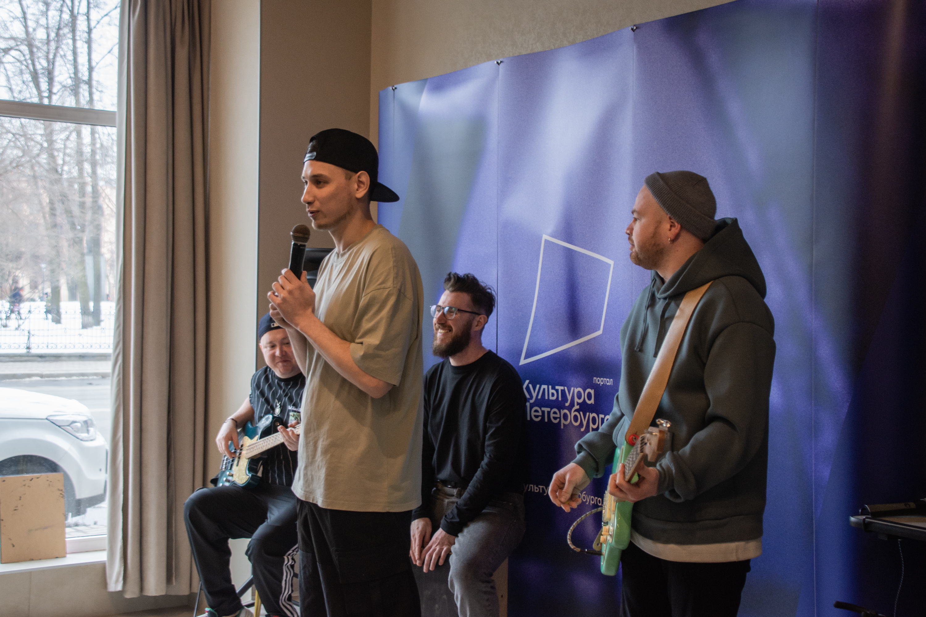 В медиацентре «Культура Петербурга» открылась выставка аэрозольной живописи Алены Логиновой 19