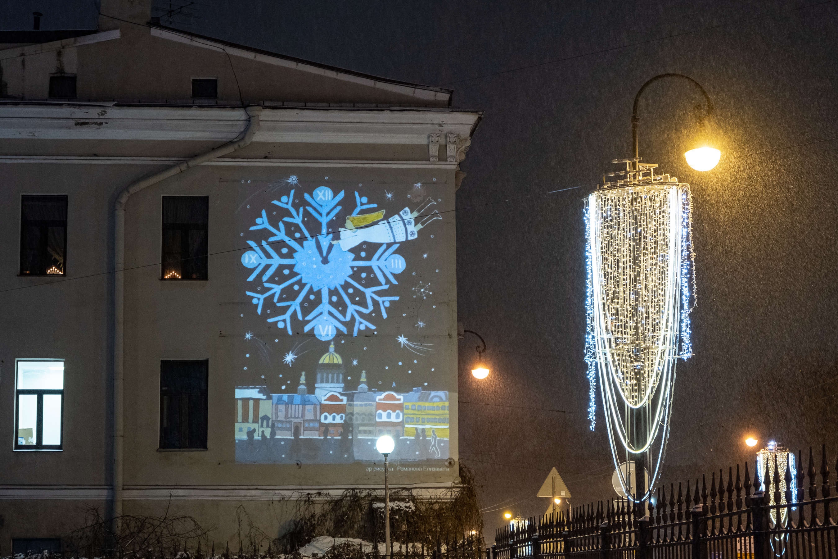 Новогодние световые проекции с детскими рисунками украсили фасады шести петербургских зданий2