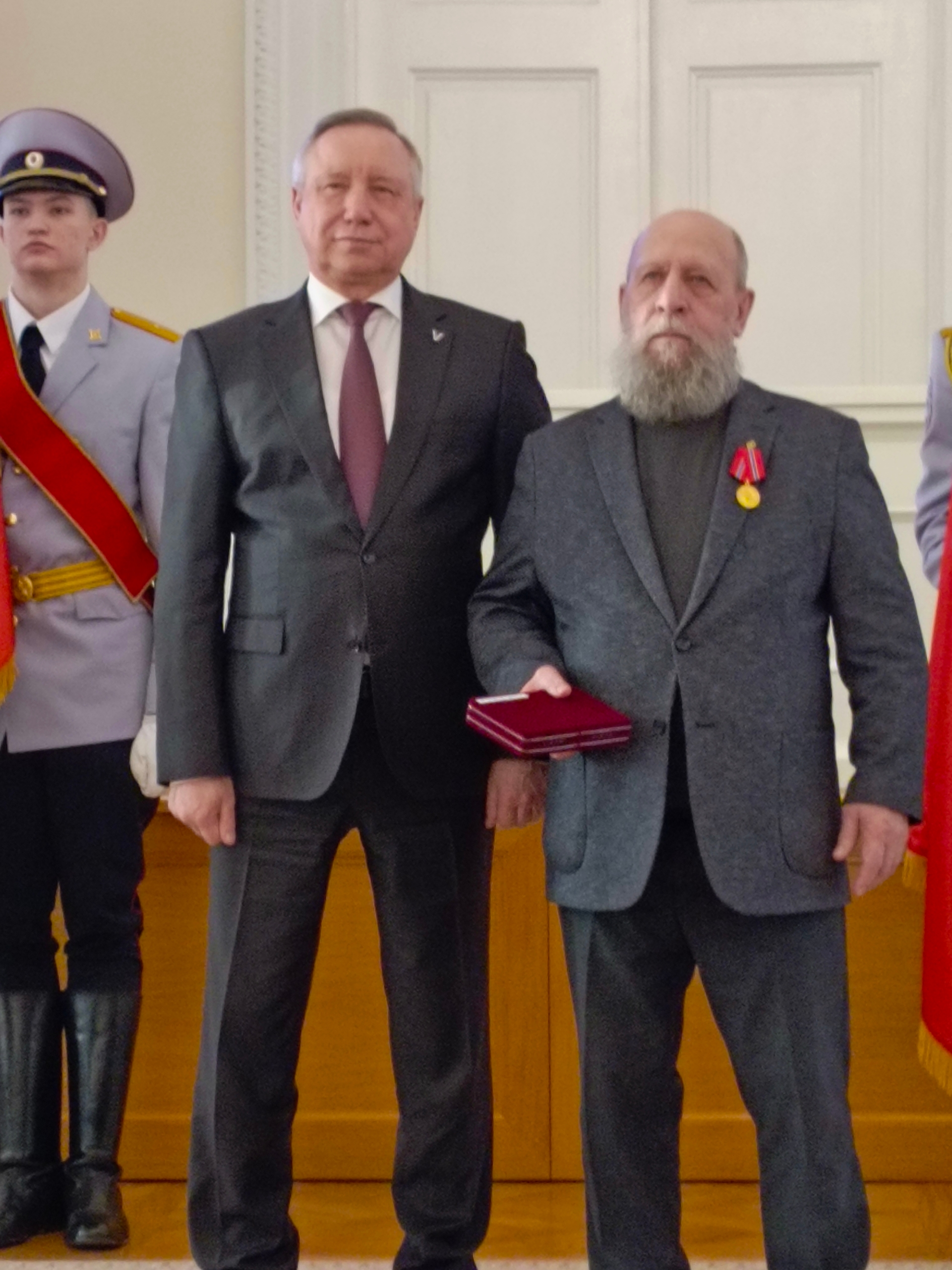 Губернатор наградил петербургских художников1