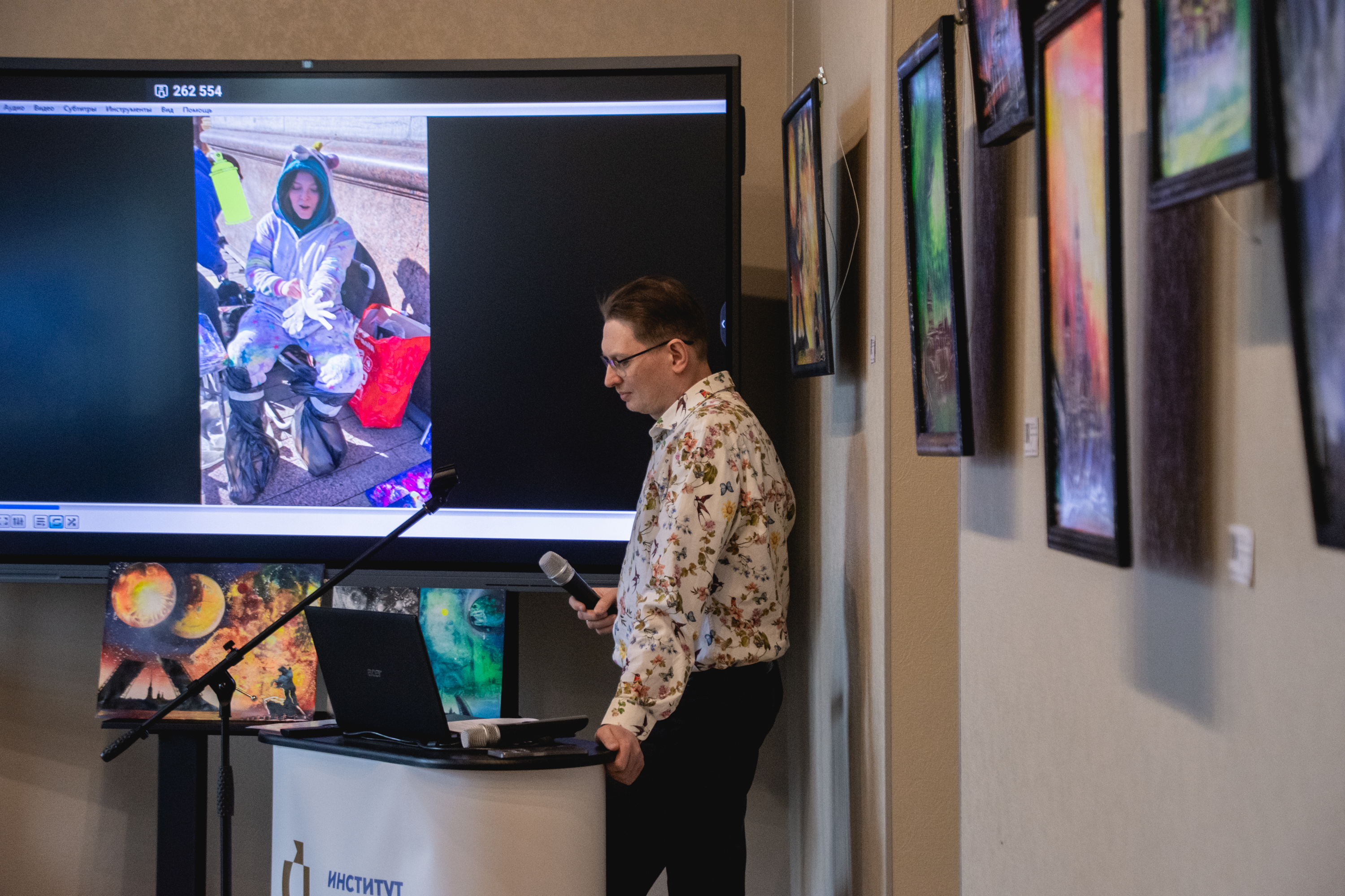 В медиацентре «Культура Петербурга» открылась выставка аэрозольной живописи Алены Логиновой 7