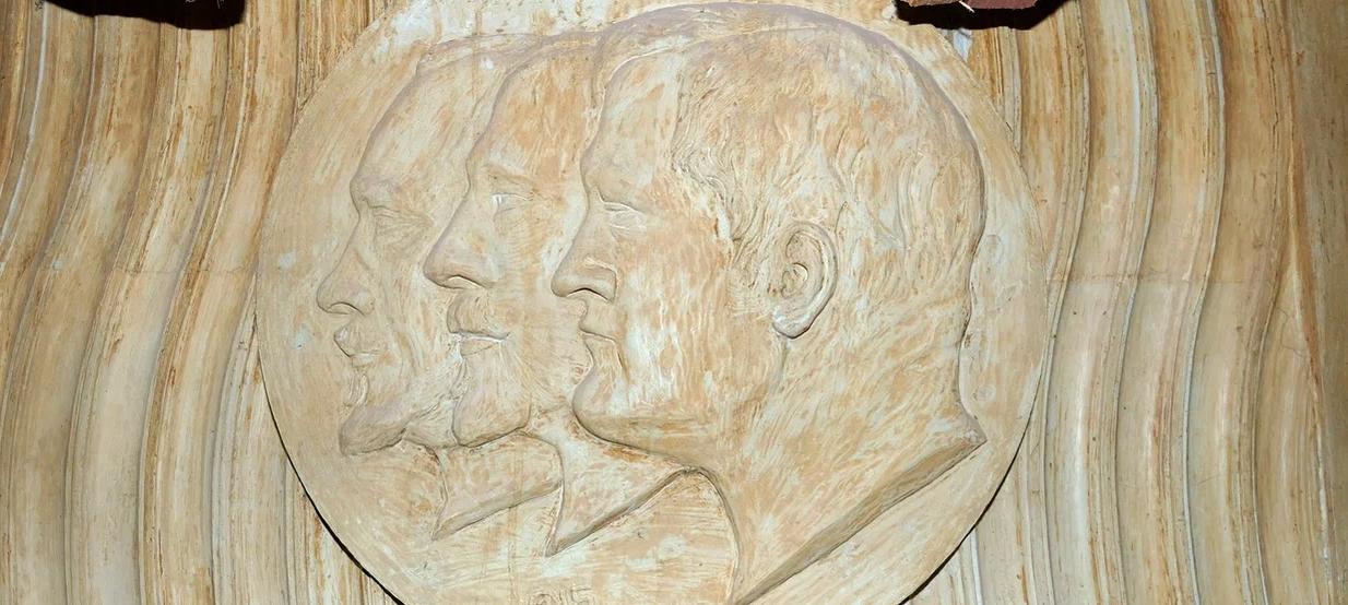 Обложка: В Доме Радио обнаружили барельеф с архитекторами здания.