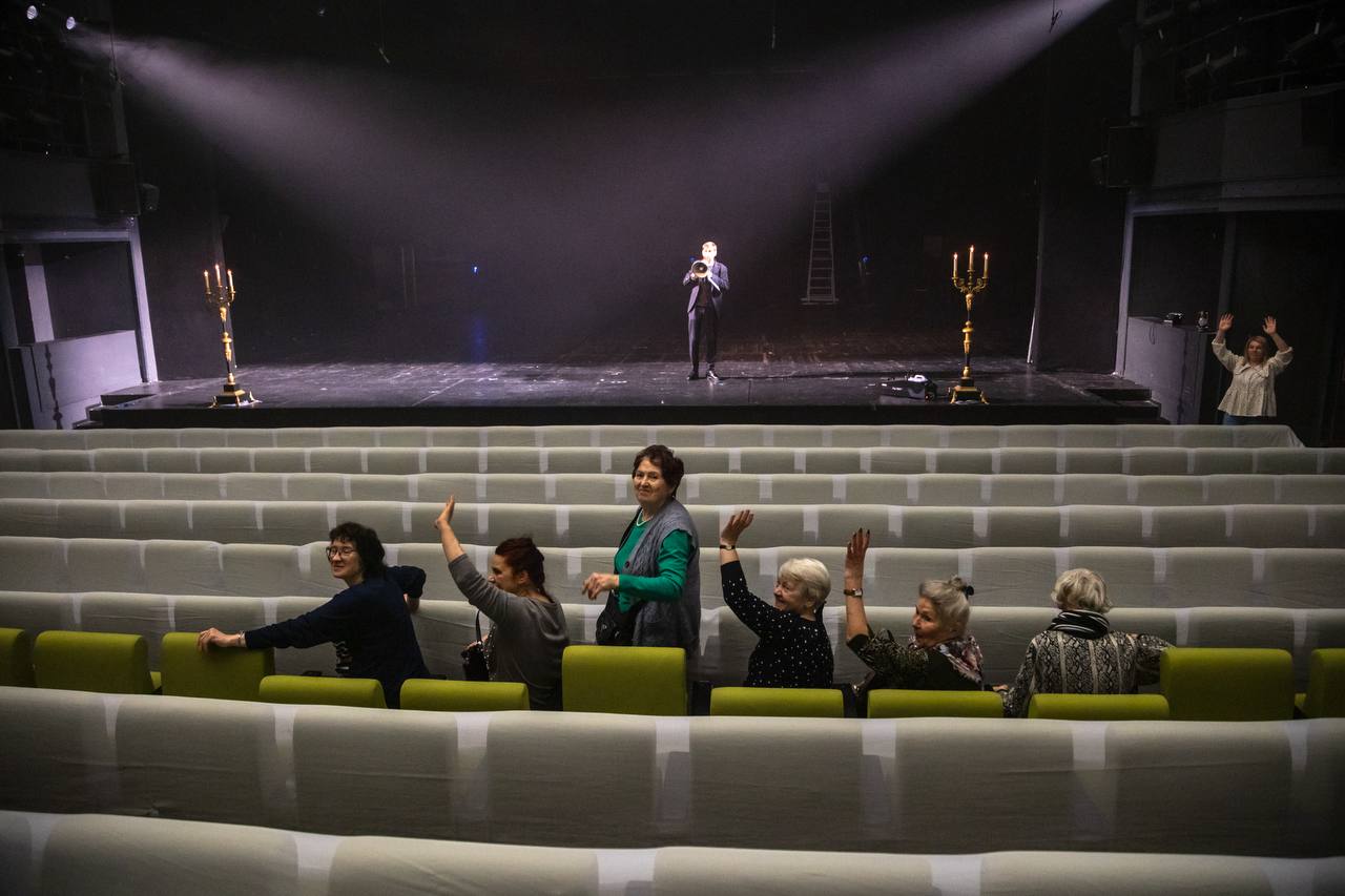 Хор ветеранов «Жители Блокадного Ленинграда» узнал о жизни театра изнутри 5