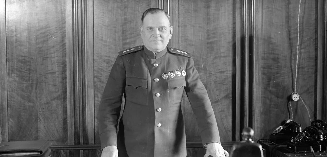 Генерал-полковник Хрулёв в рабочем кабинете. 1943. РГАКФД