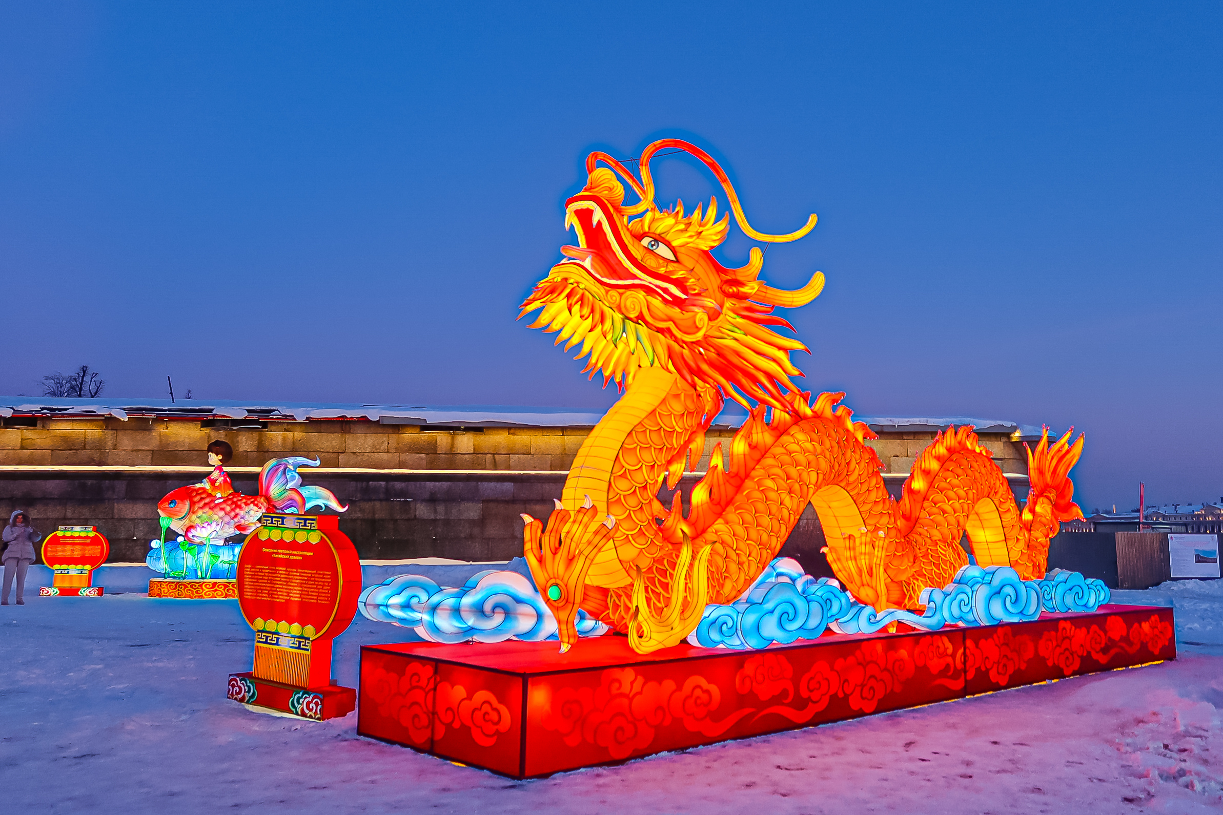 Драконы и фениксы из Цзыгуна поселились на Заячьем острове21