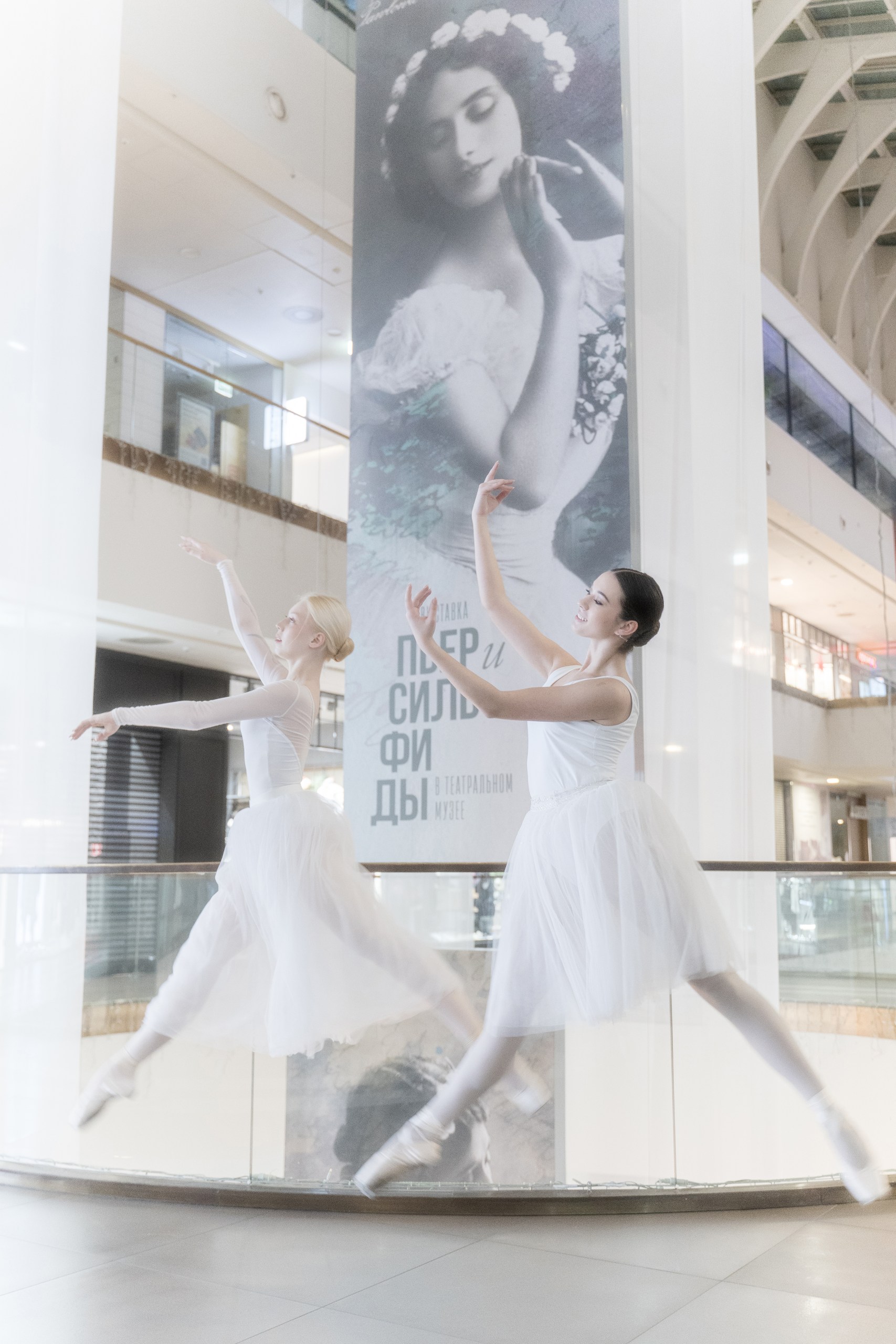Белый балет в городе: в Петербурге появилась инсталляция по мотивам выставки «Пьер и Сильфиды»3