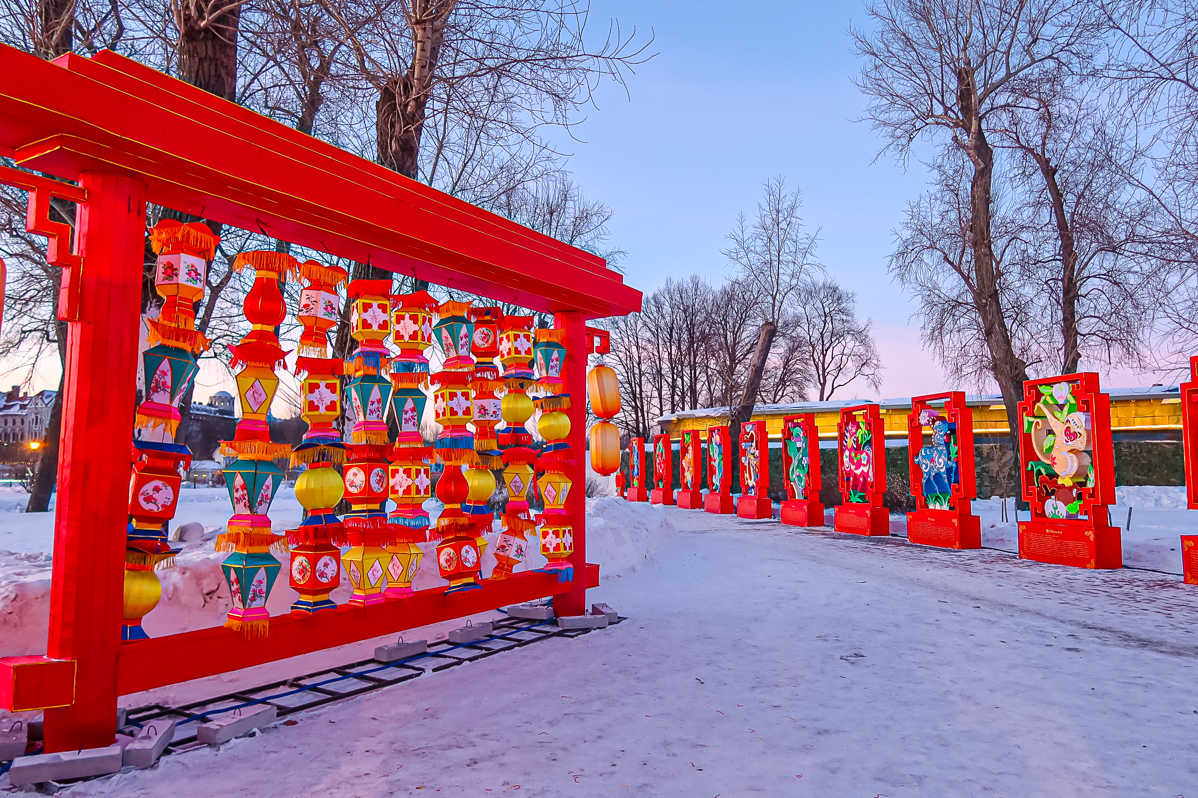 Драконы и фениксы из Цзыгуна поселились на Заячьем острове3