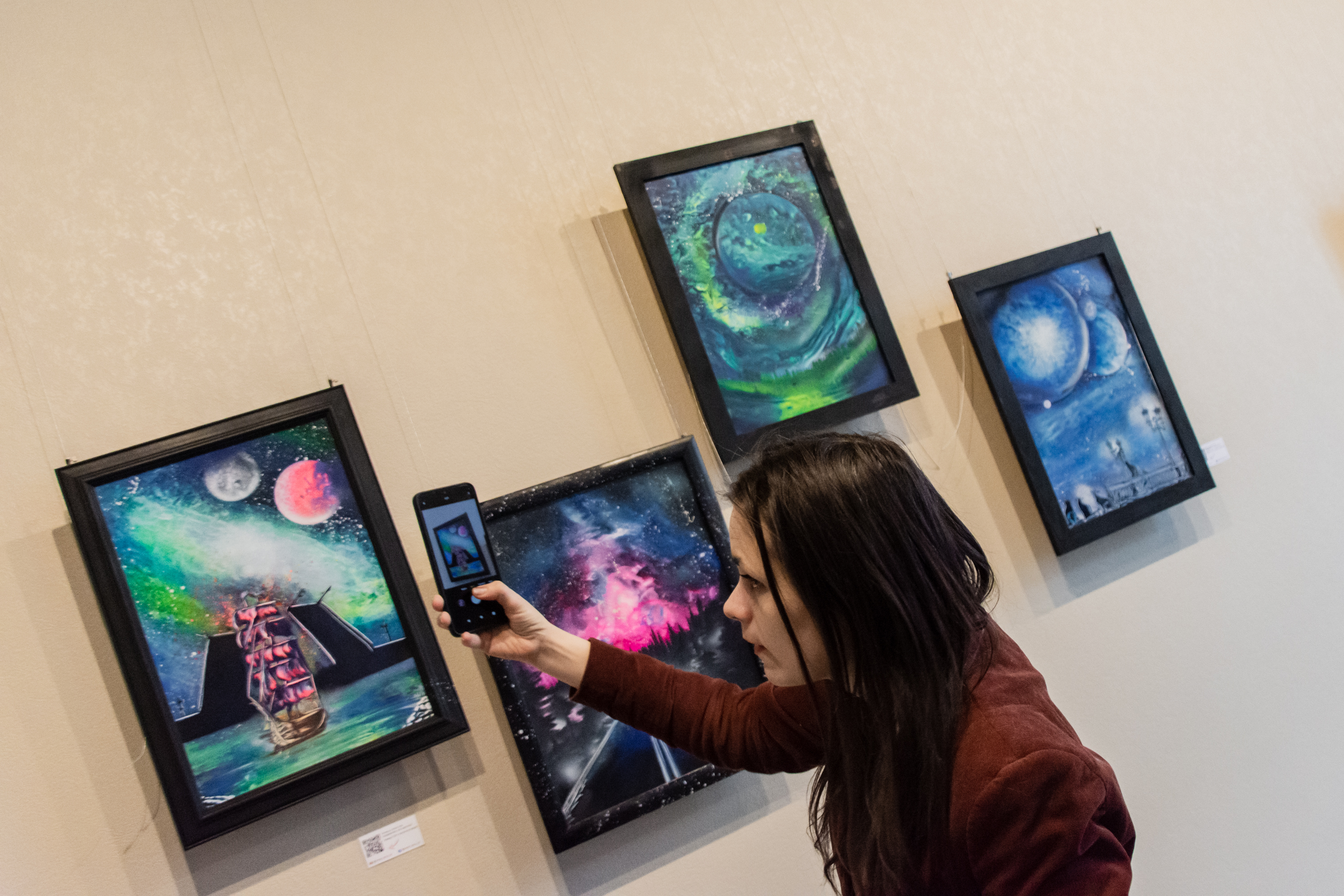 В медиацентре «Культура Петербурга» открылась выставка аэрозольной живописи Алены Логиновой 10