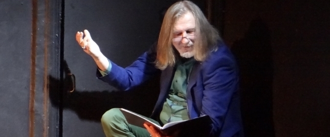 Фото заставки: Юрий Томашевский в спектакле «Опасные гастроли Высоцкого и Шемякина в весёлом городе Париже» (Театральный музей, 2017). Источник: theatremuseum.ru. Правообладатель: theatremuseum.ru. 