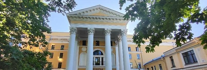 Обложка: В сквере «Ленфильма» ждут книголюбов с детьми