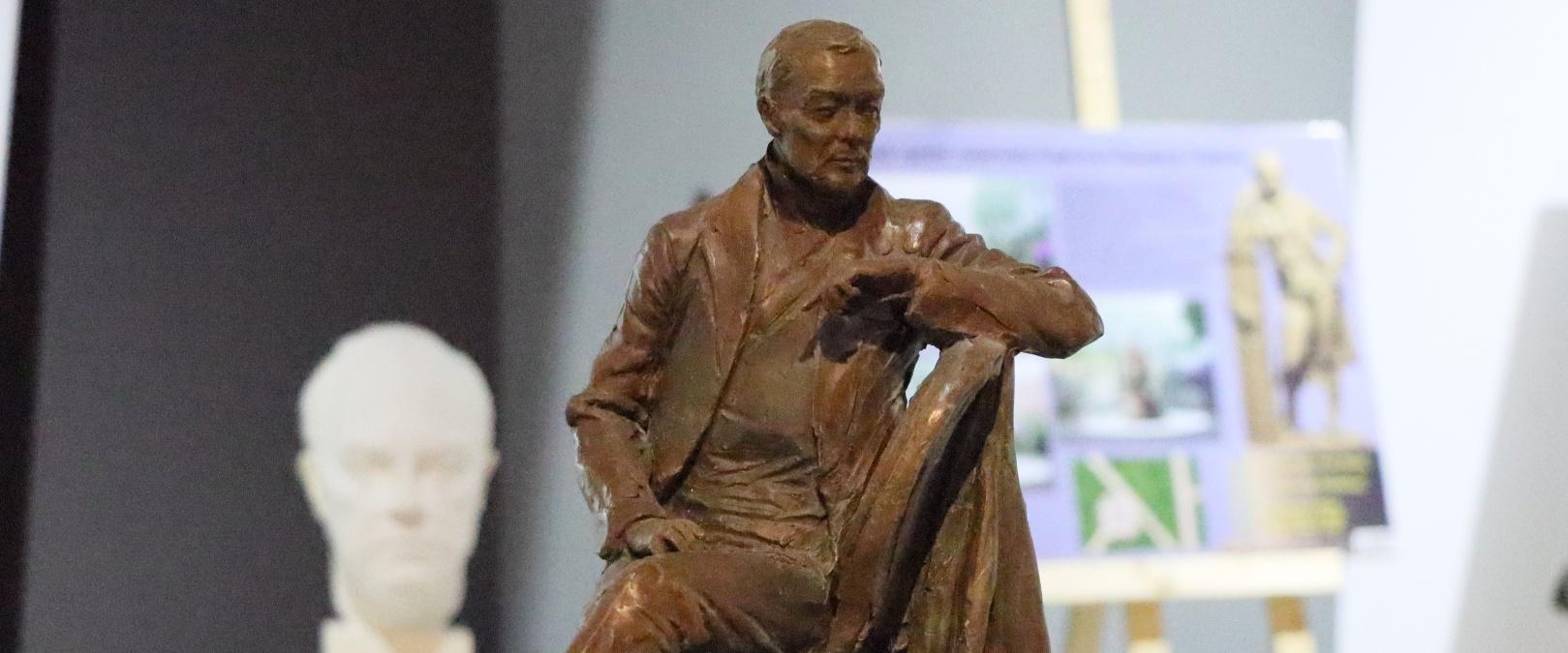 В центре «Россия — Моя история» покажут эскизы памятника Кириллу Лаврову