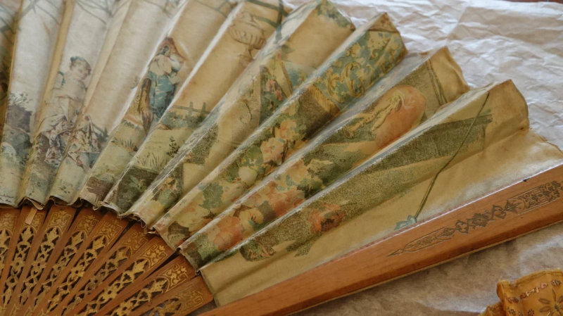 Музею-заповеднику в Павловске подарили старинные веера, сумочку и гравюру
