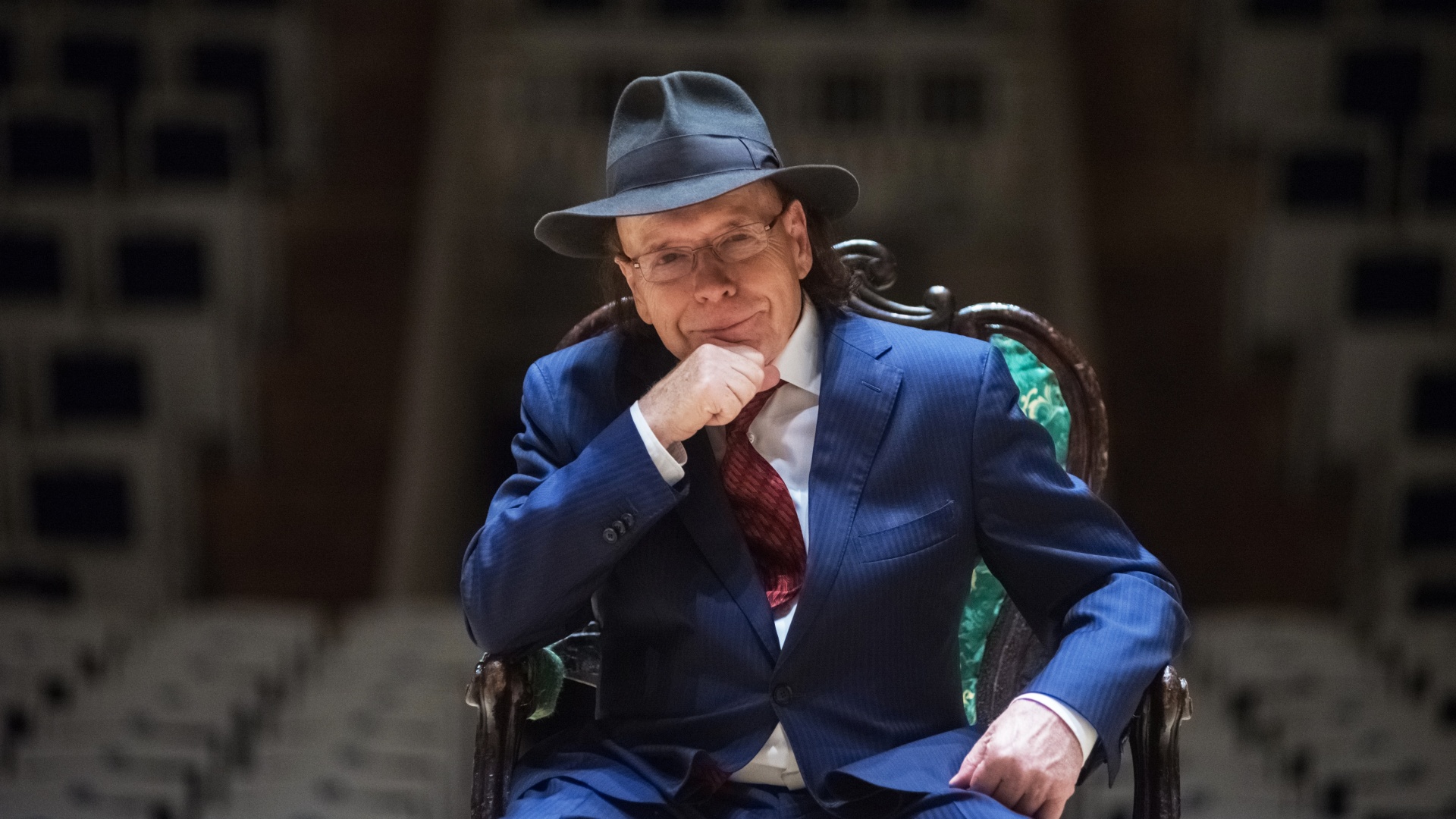 Радзинский превращает концертный зал в театр времени