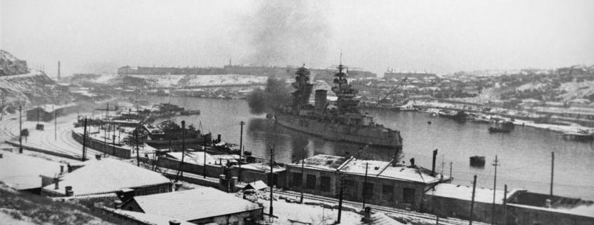 Обложка: Неизвестный автор. Линкор «Севастополь» ведет огонь по противнику.  Декабрь, 1941. 