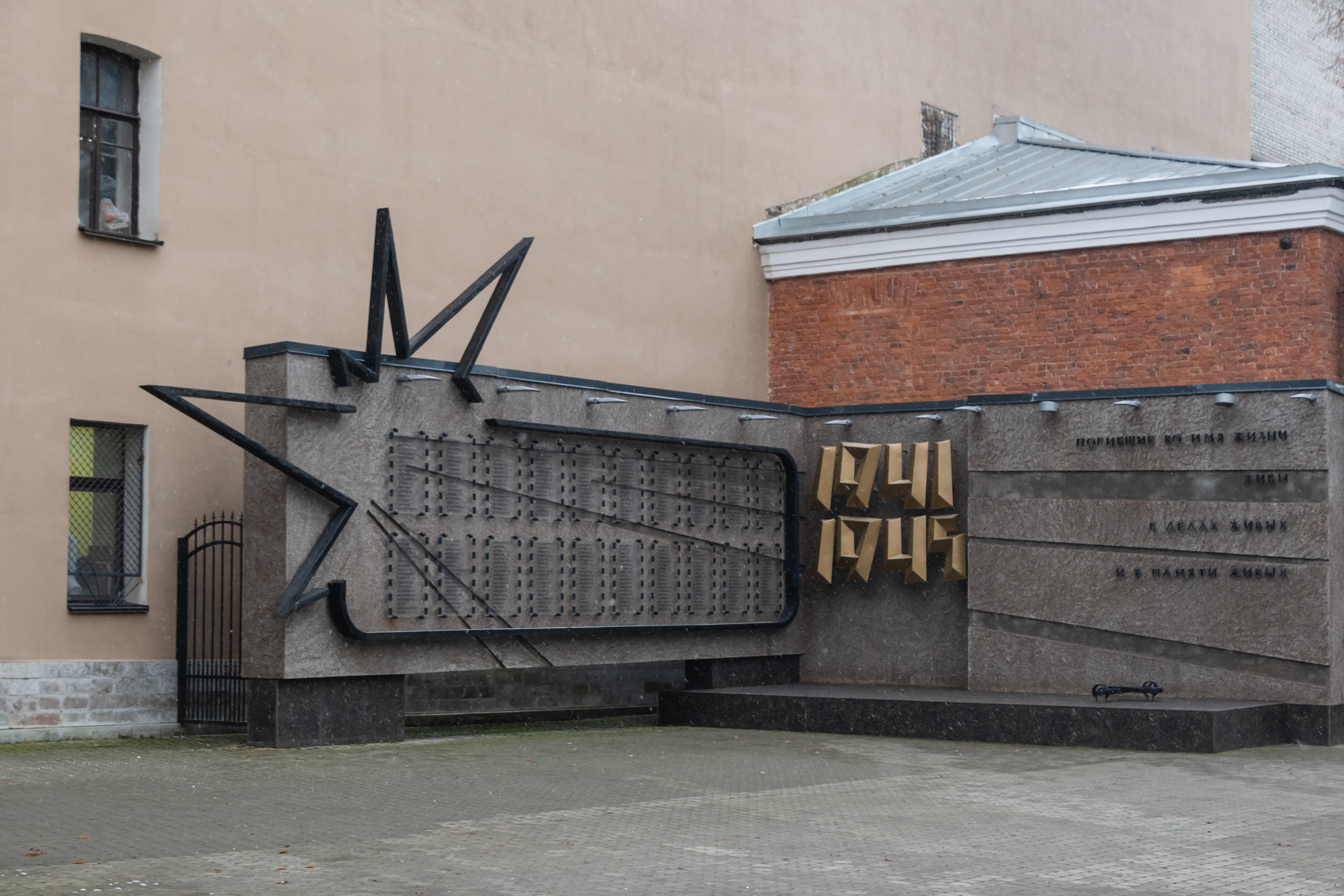 Киностудия «Ленфильм» провела экскурсию для блокадников 14