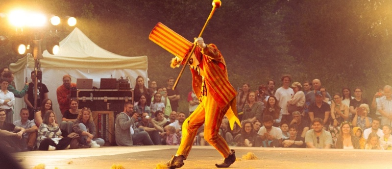 Фото заставки: Фестиваль уличных театров «Елагин парк». Фото предоставлено пресс-службой ЦПКиО им. С.М. Кирова. Правообладатель: ЦПКиО им. С.М. Кирова.
