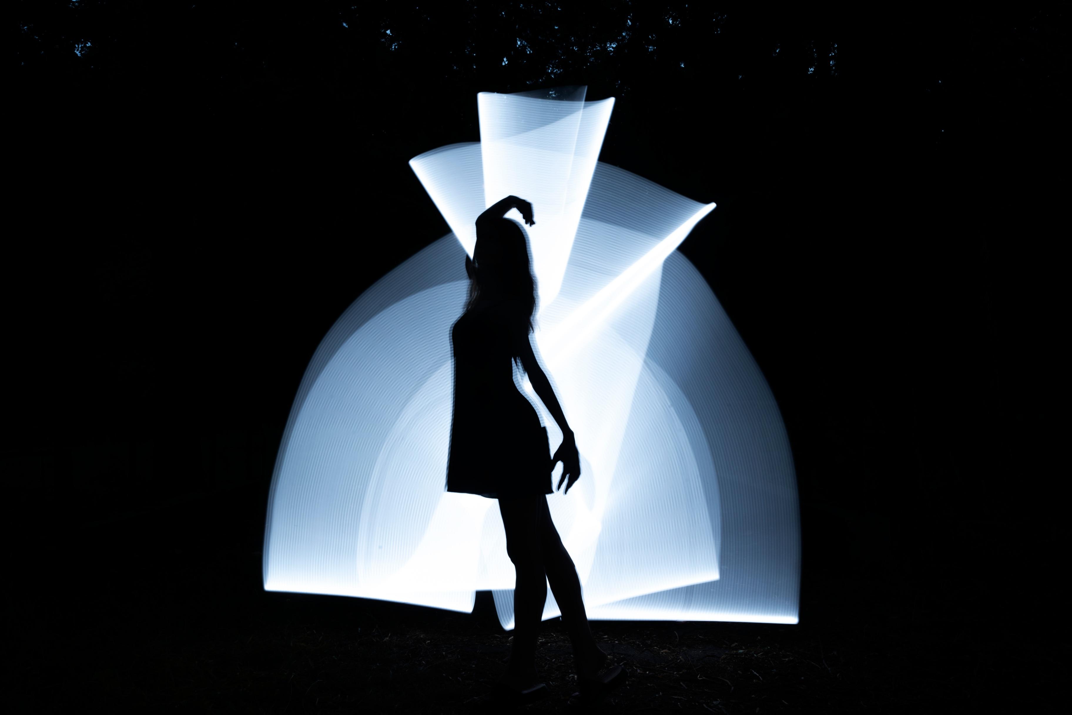 https://ru.freepik.com/free-photo/full-shot-woman-moving-with-white-light_31590159.htm#fromView=search&page=2&position=4&uuid=5df31bd4-bfeb-41ec-ad9c-b0f61149ecb6&query=%D0%BF%D0%BE%D0%BA%D0%B0%D0%B7+%D0%BC%D0%BE%D0%B4