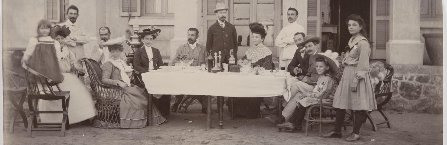 Обложка: Неизвестный автор. Группа офицеров броненосца "Петерсвет" с женами и детьми за накрытым столом на даче. Российская империя, 1900-е