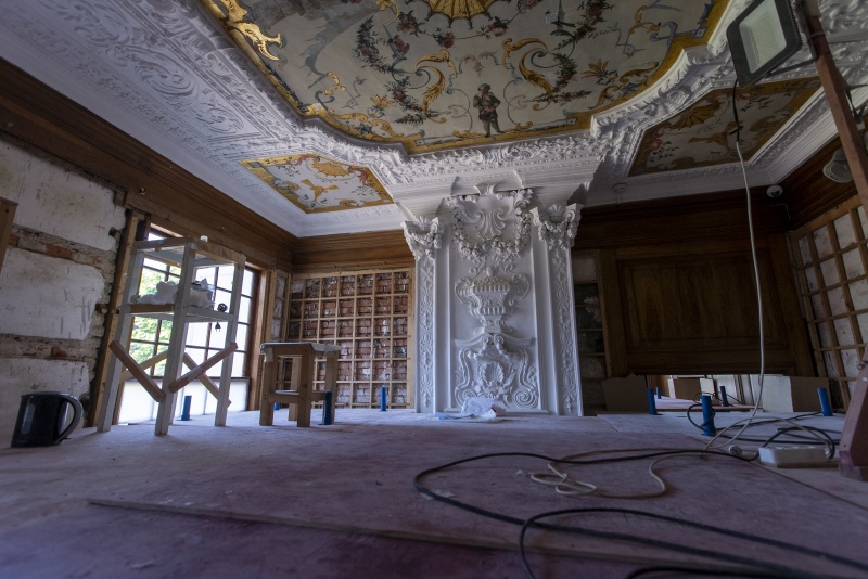 В Петергофе продолжается реставрация дворца «Монплезир»