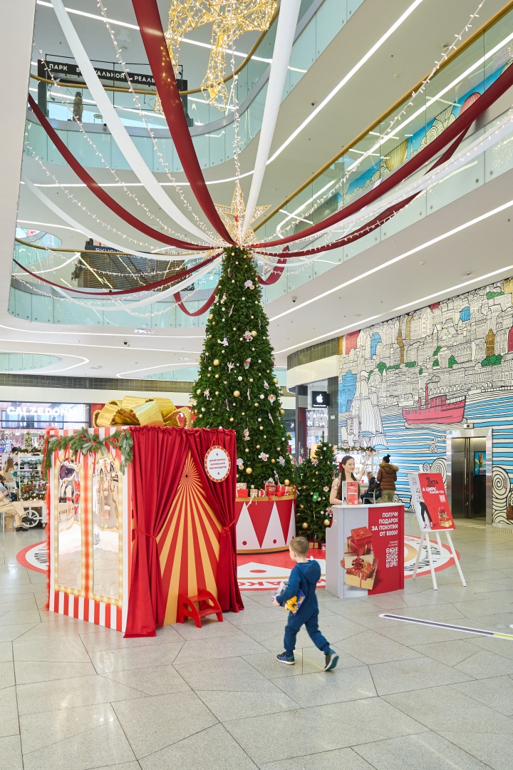 «Не Охта Молл, а цирк какой-то!»: фокусники, ходулисты и Дед Мороз устроят бесплатные новогодние активности