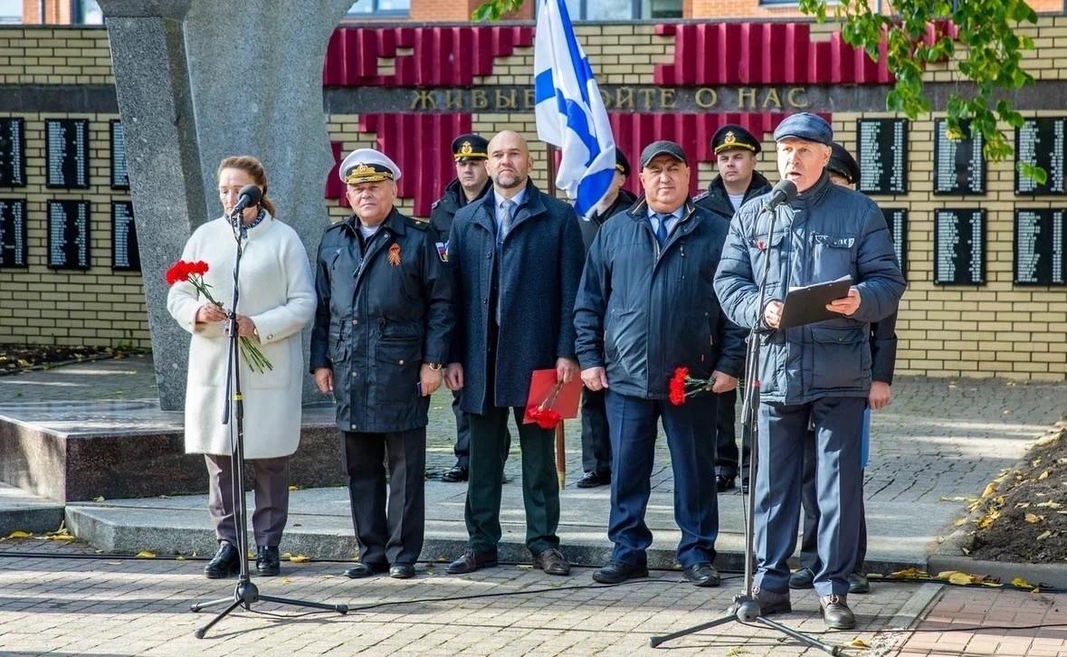 «Торжественно-траурный митинг, посвященный Дню памяти моряков Петергофского десанта»