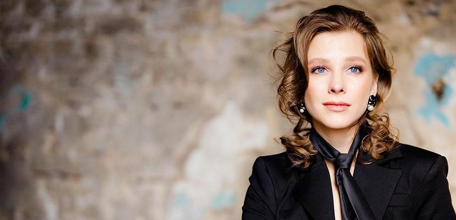 Лиза Арзамасова прочитает стихи о любви в Белом зале Политеха