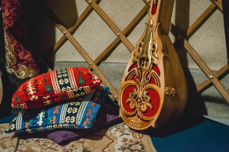 В Петербурге заиграла «музыка степей»: выставка тюркских народных инструментов