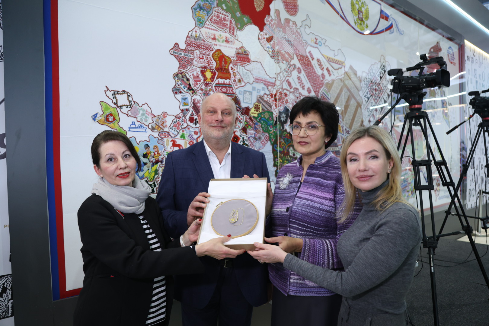 Российский этнографический музей представил вышитую карту Петербурга на выставке «Россия»6