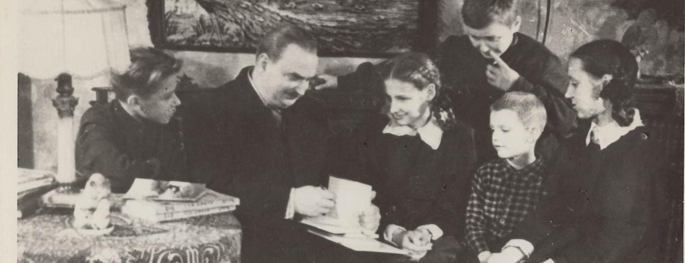 Обложка: В.В. Бианки с детьми в своей квартире. 1950-е.