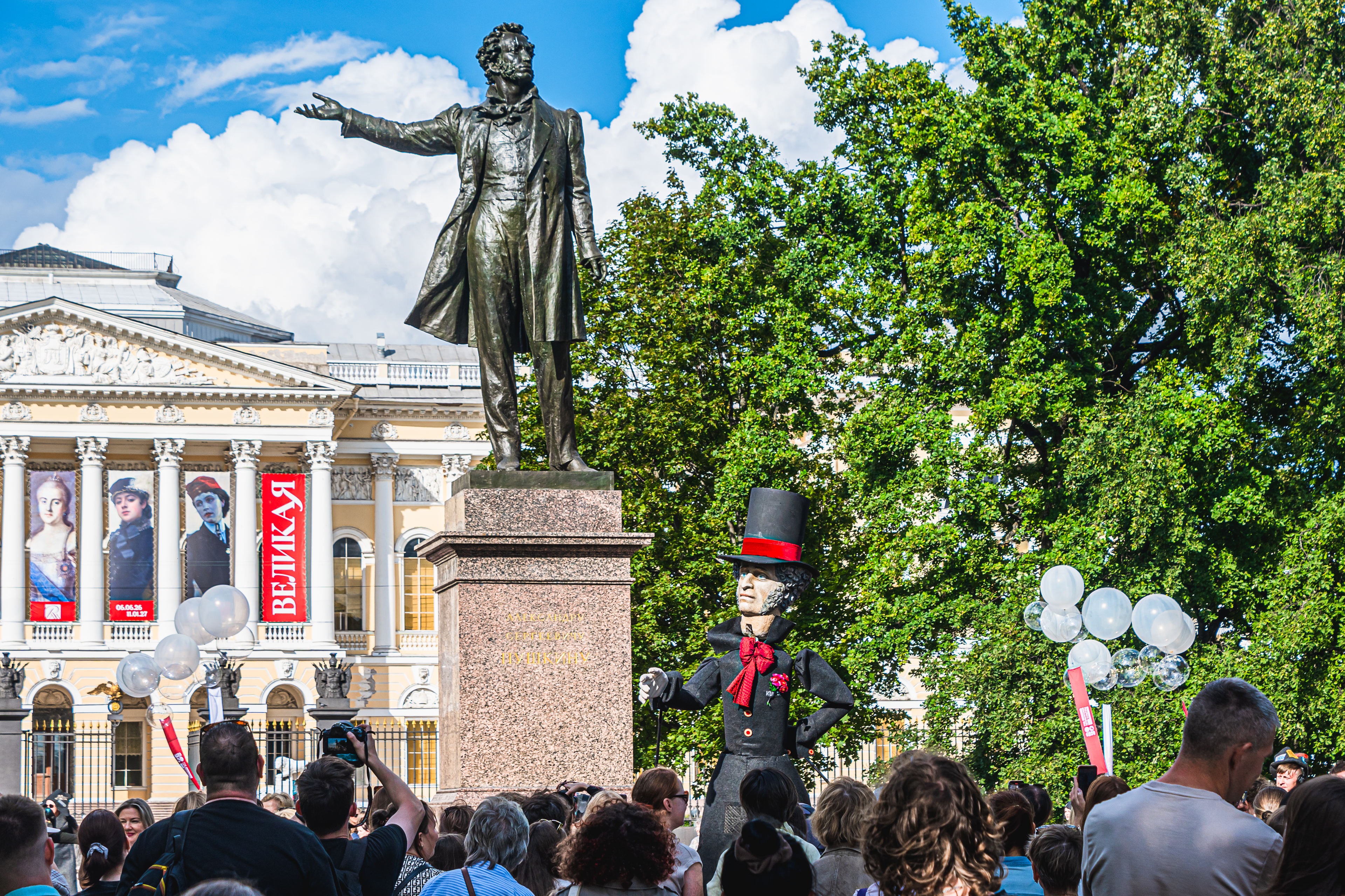 Великаны русской литературы прошлись по улицам Северной столицы56