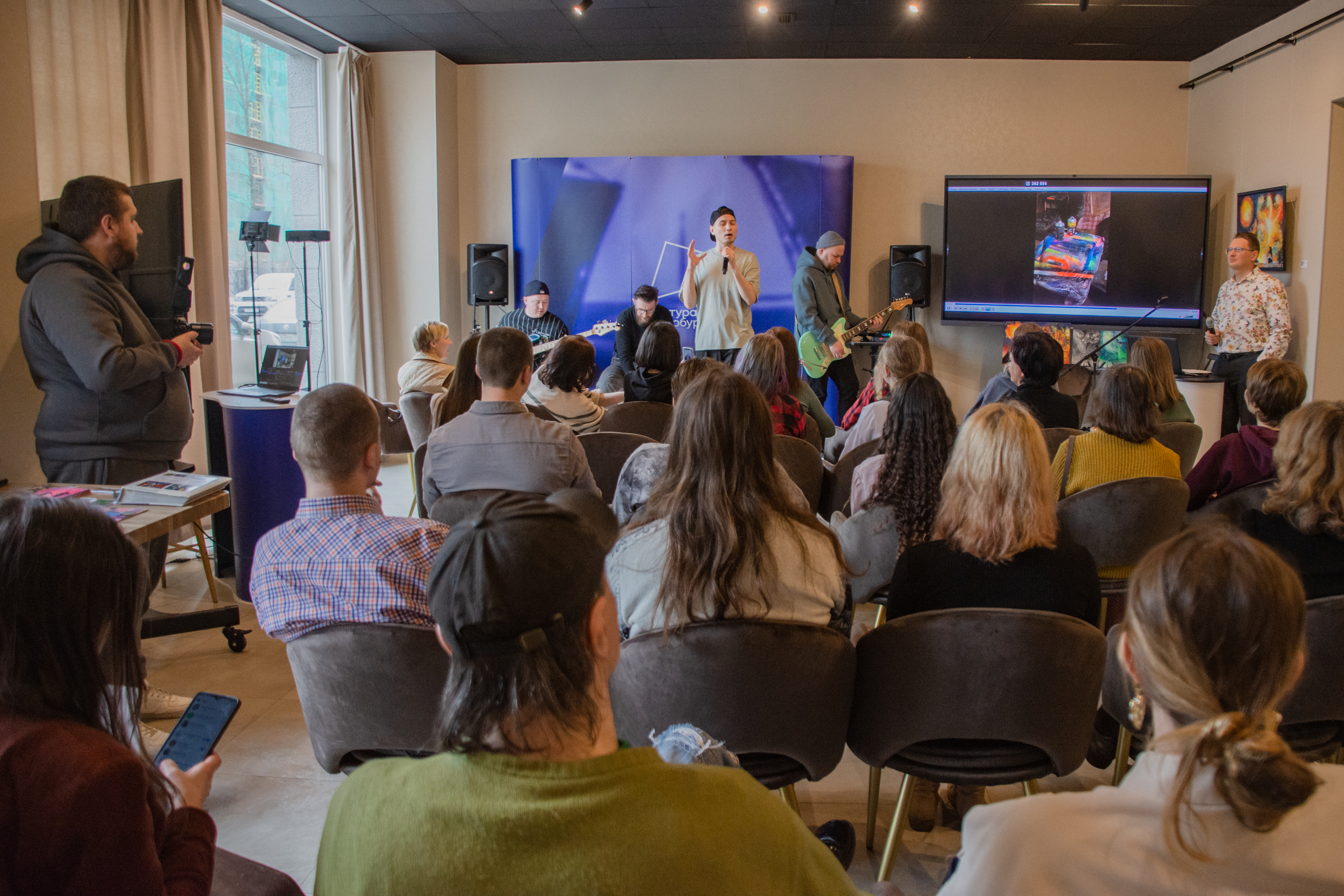 В медиацентре «Культура Петербурга» открылась выставка аэрозольной живописи Алены Логиновой 18