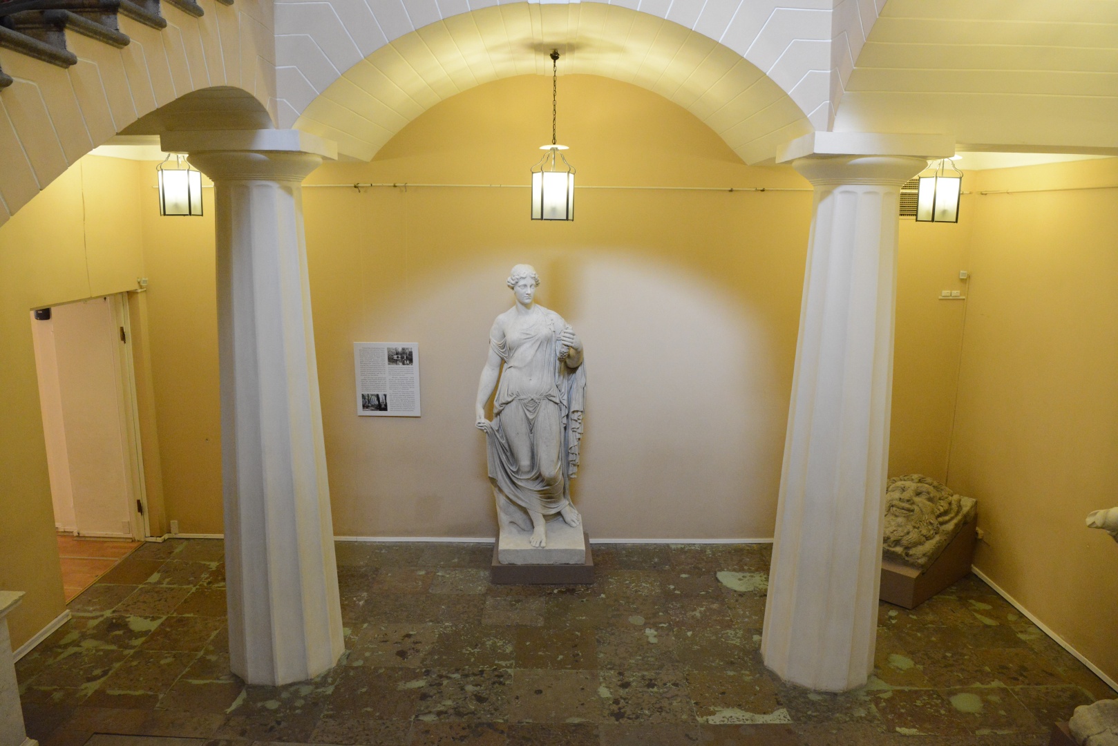 Статуи Нептуна и Флоры, маскарон и две мраморные вазы вернулись в Строгановский дворец после реставрации