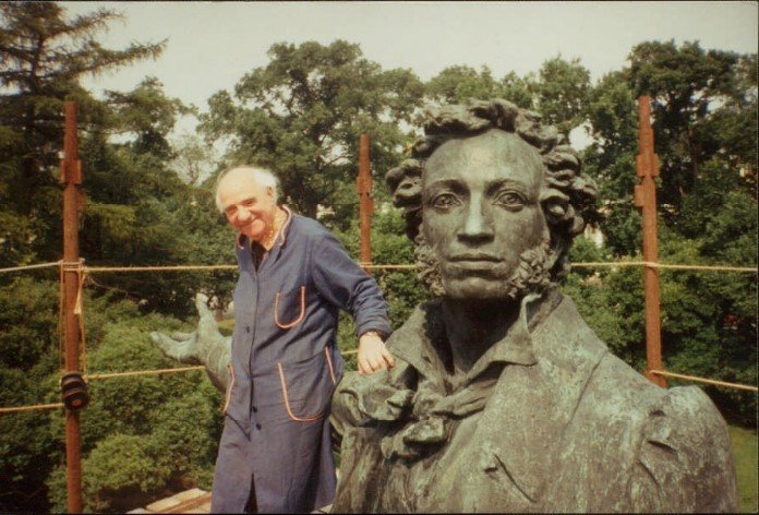 Аникушин во время реставрации памятника Пушкину летом 1992 года | Фотографии предоставлены пресс-службой Президентской билиотеки