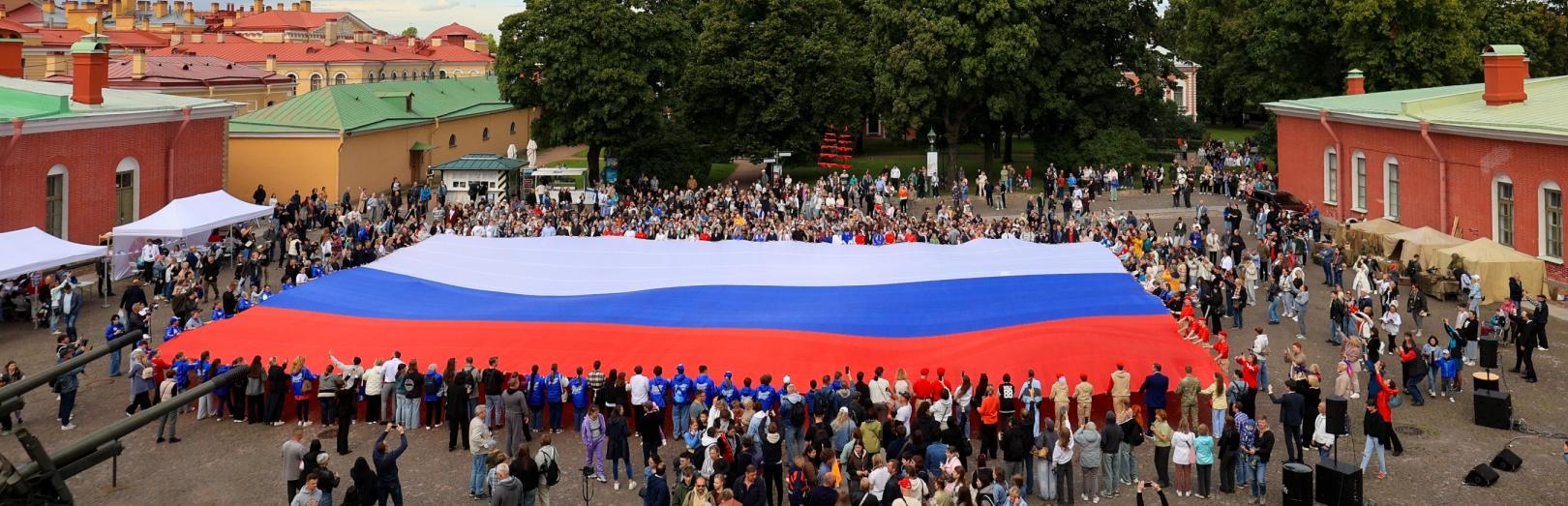 Как будет праздноваться в Петербурге День Государственного флага России-2026?