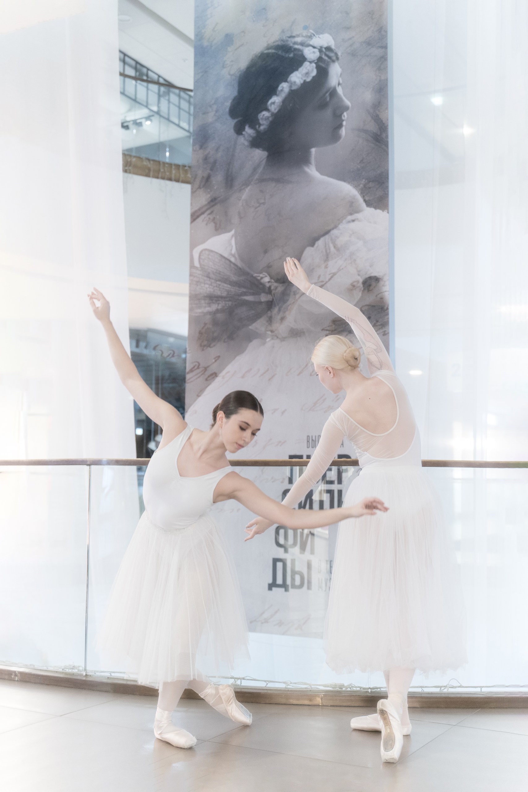 Белый балет в городе: в Петербурге появилась инсталляция по мотивам выставки «Пьер и Сильфиды»1