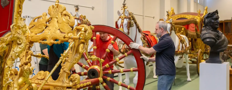 Обложка: Большая коронационная карета покидает Фондохранилище Эрмитажа