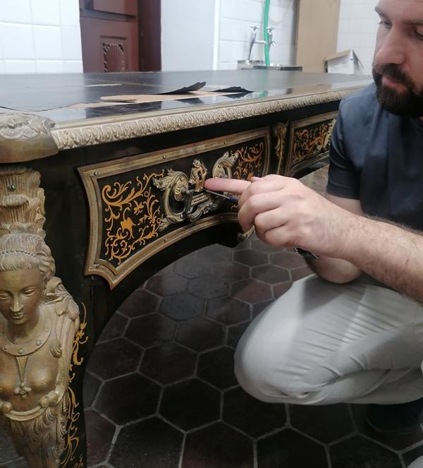Художники-реставраторы Эрмитажа помогают Оманскому музею