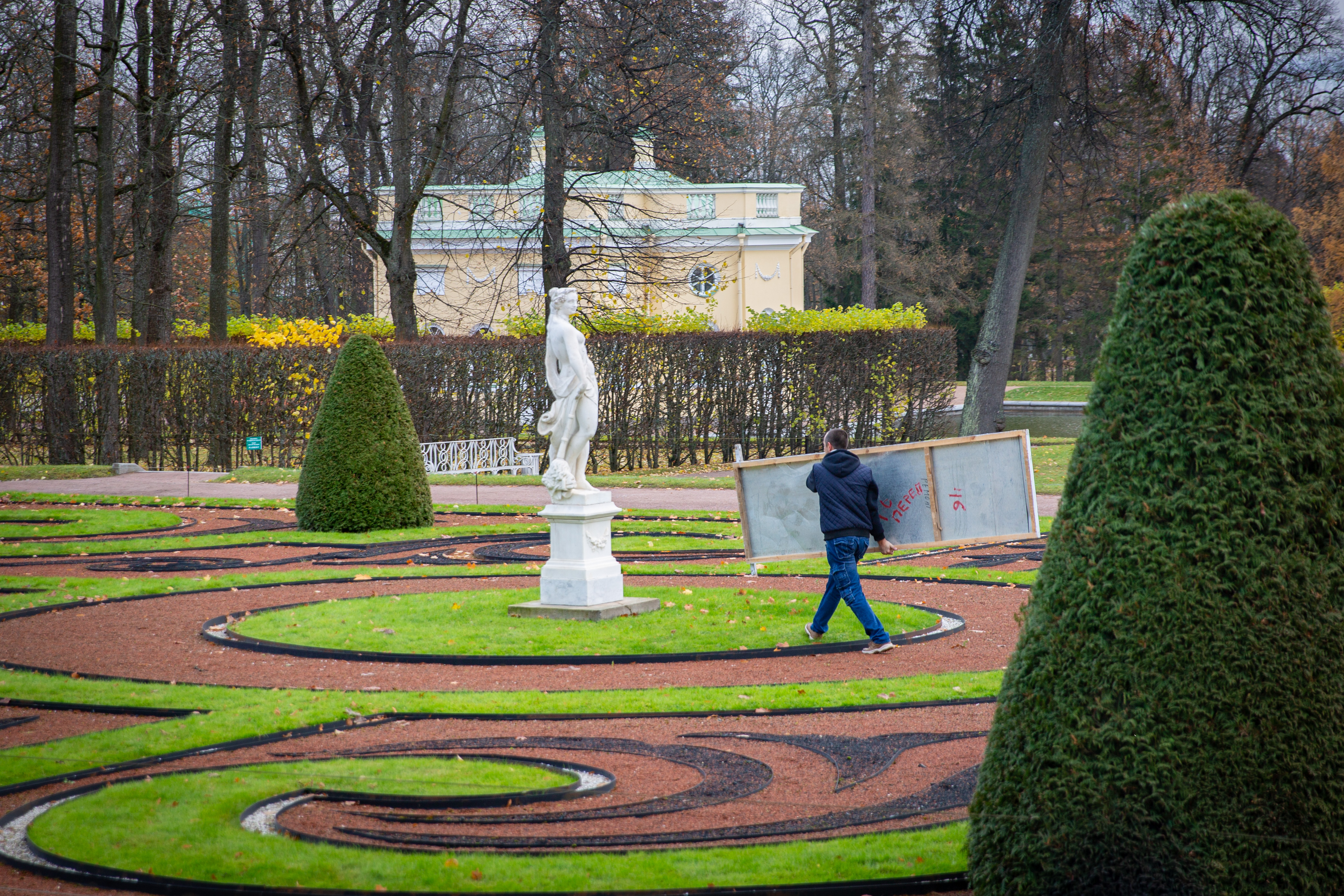 Царскосельские скульптуры перезимуют в Москве 3