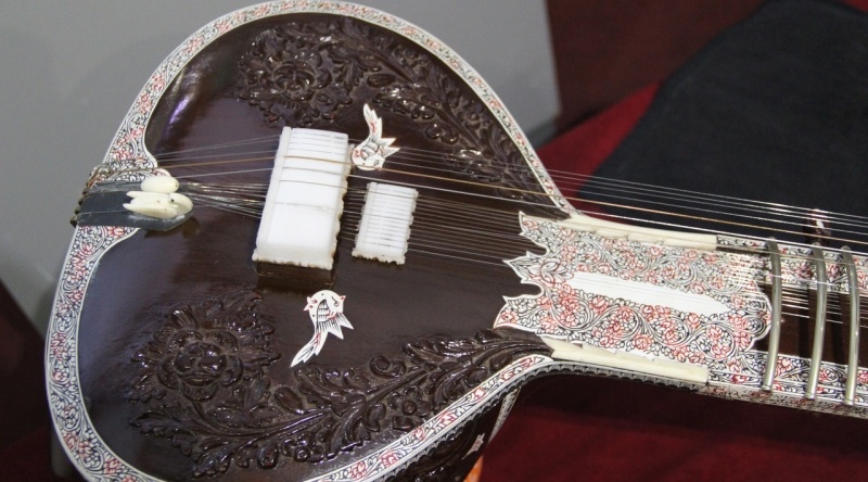 Индийский национальный инструмент ситар. Фото заставки: vk.com/sitarspb