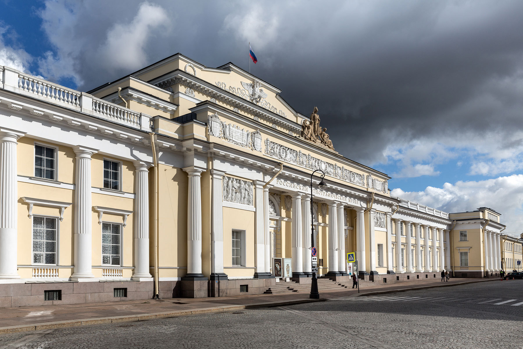В РЭМ проведут экскурсии по городу, открытым фондам и любимым экспозициям1